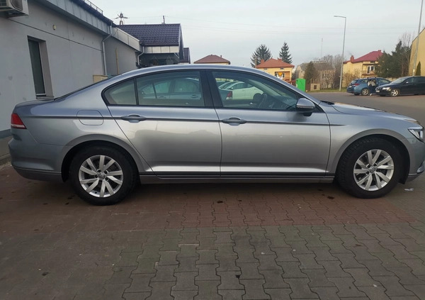 Volkswagen Passat cena 63999 przebieg: 79750, rok produkcji 2017 z Warszawa małe 121